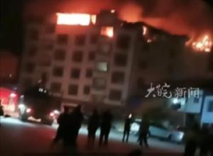 四川自贡一民房着火 
旁边就是农贸市场 
当地回应：未造成人员伤亡