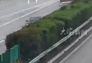 高速行車錯過道口 小車急剎停車 貨車避讓不及引發(fā)追尾