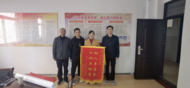 老人騎車摔斷肋骨 蚌埠老師校門口救人