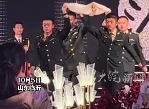 婚礼现场新郎的4名战友正步走向新娘送头纱，仪式感满满 致敬军嫂