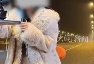 女子深夜在馬路上直播 一轎車撞到她后直接揚長而去 警方:肇事者已找到 知情人:肇事者此前搭訕被拒