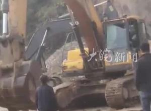 山西吕梁离石区通报村主任开挖机撞倒村民：驾驶员任某军非村主任 相关人员已到案，处理结果将及时予以公布。
