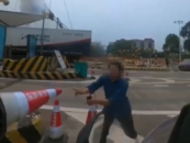 高速收費(fèi)站工作人員扔錐桶阻攔摩托車上高速 湖南一地高速部門：已對收費(fèi)員行為進(jìn)行通報