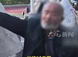老人骑三轮车进城卖红薯 刹车失灵撞上一辆私家车 交警和超市帮忙卖完一车红薯
