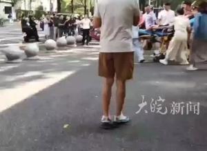 广州天河警方通报：六旬男子持刀伤害路人 致3人受伤
