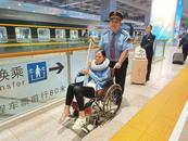 旅客腿部骨折乘車不便    列車工作人員暖心相助