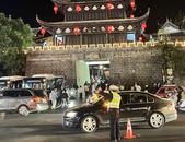 歙縣:古城熱鬧慶佳節，交警護航暖人心