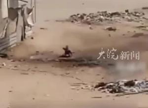 加沙街头遭轰炸 有人施救又被炸 现场揪心视频曝光