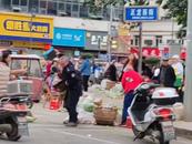 ?四川南充一城管摔擺攤老人秤？轄區(qū)街道：相關(guān)部門已介入處理