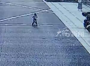 2岁男孩小区玩滑板车被撞身亡，监护人不满被判担次责，妈妈：车辆存在超速和逆向，爸爸：我们是受害者 为什么要担责