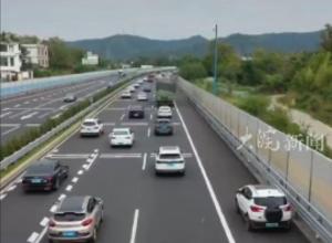 国庆返程男子应急车道停车 
无人机反复劝离未果 司机:我在炒股!
