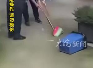 医院康复区突然蹿出一条大蛇 被老太抓起抡地发出巨响 都直了 蛇：看来您老康复得很OK
