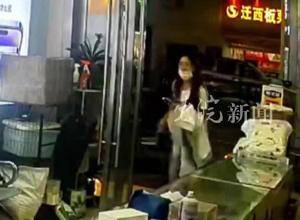 女生进店向店主求助“有个男的扒我衣服” 随后该陌生男子尾随进店  店主立刻护住女生 呵斥男子出去 店主朋友：警方已将涉事男子带走