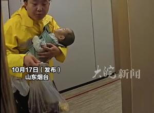 外卖小哥抱着患肿瘤孩子送外卖，因孩子不舒服送餐迟到 不停鞠躬道歉