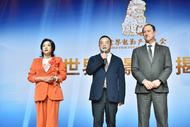 刘晓庆亮相上汽大众帕萨特Pro之夜红毯，红色西服尽显优雅与自信