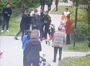 城管情绪失控殴打66岁业主 
最新通报：已被警方控制，停职！