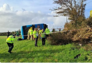 英國北愛爾蘭一輛載有70名乘客校車發生交通事故