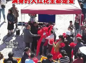 驻村三年任期结束 村民含泪送别第一书记 满身的大红花全都是爱