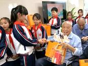 亳州市莘莘學子愛在金秋敬老人 ，情系重陽傳美德