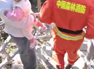 一名游客登山途中摔伤 消防员及时救助 转移下山