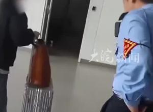 女子高铁睡过站按紧急制动按钮要下车 导致列车晚点8分钟 因涉嫌扰乱公共交通工具上的秩序 依法行政拘留7日

