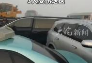 銀川一路段大霧結(jié)冰10多輛車追尾 3人受傷送醫(yī)