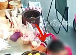 家长称孩子买完早餐付款后 店员硬说没付款扣留在店门口  家长：已报警 必须和孩子道歉  店铺：当时员工在打豆浆没听到 已道歉
