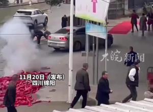 男子称杀父凶手20年后出狱 在受害者家门口大摆18桌宴席 走红地毯 放鞭炮 嚣张挑衅 家属：对后代成长造成影响