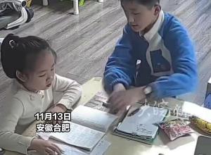 爸爸妈妈工作不在家，12岁哥哥照顾5岁妹妹，学习 游戏 吃饭 无微不至