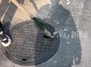 马路修缮才三个多月 新换的窨井盖轻轻一敲就碎 兰州一地回应：尽快更换