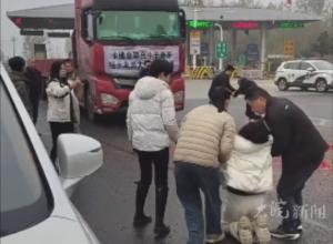 43岁货车司机高速上猝死 
卡友接力送货 并把卡车开回其家乡 
妻子看到车痛哭:我来接你回家了