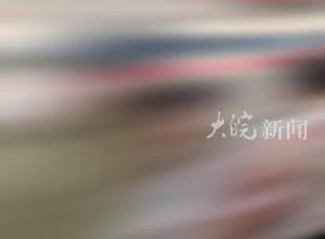 俄罗斯小哥组团逛珠海航展 为苏-57保障团队人员 热情与观众合影中文打招呼