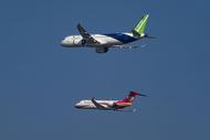 C919和ARJ21首次完成雙機編隊飛行表演