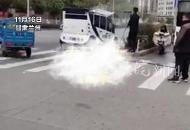 市民反映蘭州一城管白天在機動車道上洗車 當地交警回應