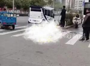 市民反映兰州一城管白天在机动车道上洗车 当地交警回应