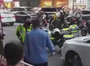 东莞一“制服男”闯红灯 
从车上拿棍欲殴打铁骑 
警方：非警务辅助人员 制服为仿制