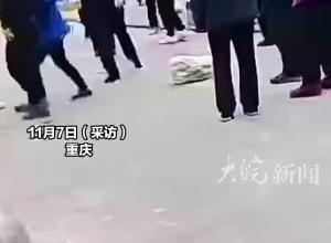 彭水县一城管踢翻蔬菜推倒摊贩，多方回应：涉事城管被停职，警方介入调查