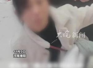 残障母亲带孩子在游乐场讲价，老板直接插话说免费，“看着心疼 以后来也不收费”