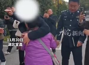 八旬爷爷带3岁孙子楼下玩耍 爷爷上楼放童车再下楼孙子已不见 男子家门口失踪41年后终回家 母亲和哥哥抱着他放声痛哭