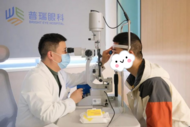 千萬不要關燈玩手機！合肥普瑞眼科專家提醒：這個行為真的很傷眼……