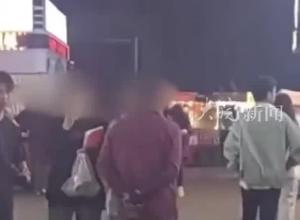 59岁男子商业街故意碰多女子胸部 重庆警方：嫌疑人被行拘