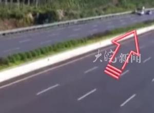 两小车在高速上拦截拖车，其中一名拦车者被撞身亡，交警：涉案人员已被刑事拘留