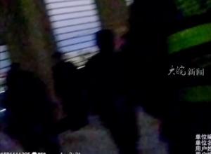 男子欲跳楼命悬一线 
民警消防紧急救助