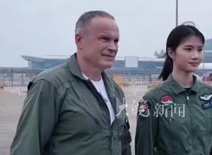 62岁俄传奇飞行员博格丹与25岁中国女飞行员徐枫灿 在珠海航展同框 二人合影敬礼后握手
