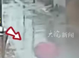 父亲找回遗失雨伞激动得像个孩子 女儿不解得知背后故事泪目 是母亲生前所买 找到后开心到像个孩子
