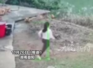女孩哭喊着冲出家门跳进鱼塘，幸好邻居及时下水救起，知情人：留守儿童 想玩手机被爷奶拒绝