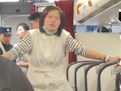 女子大鬧航班辱罵毆打空少，自稱哈爾濱某高校老師“有背景”，警方回應