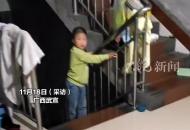 男孩患罕見病被判定一輩子無法行走 母親不肯放棄終于發生奇跡 孩子獨自走向自己那刻 母親喜極而泣