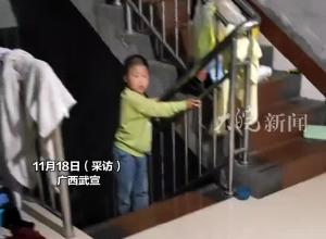 男孩患罕见病被判定一辈子无法行走 母亲不肯放弃终于发生奇迹 孩子独自走向自己那刻 母亲喜极而泣