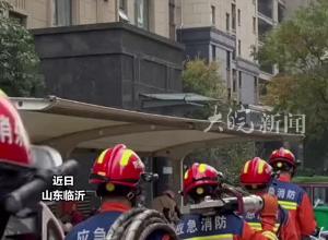 男子午睡盖六床被子，翻身不慎跌落被卡床缝，消防员出动将其拉出